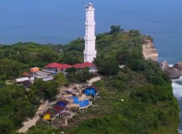 BARON LIGHT HOUSE: MENYASAU SEKERAT COTTAGE DI ATAS TEBING KARANG