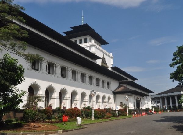 GEDUNG SATE: BERNAFAS HINDU, MOOR SPANYOL, DAN RENNAISANCE ITALIA